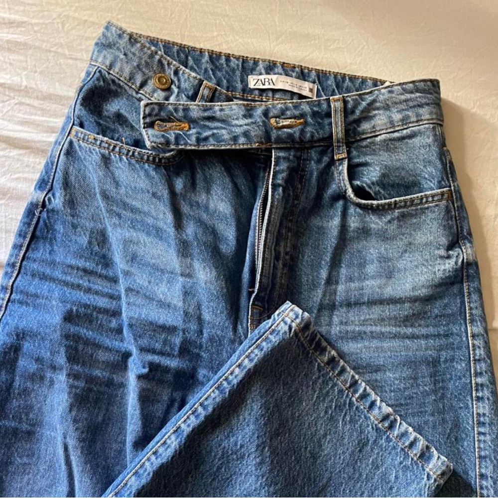Zara jeans super cute, they have never been used since they don’t fit